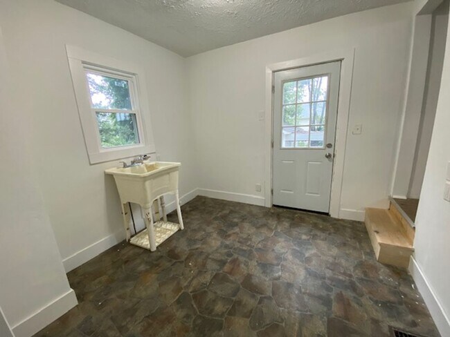 Foto del edificio - Cozy 2-Bed Single-Family in East Akron — P...