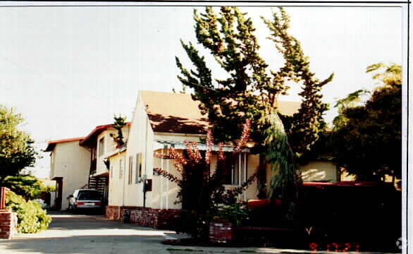 Foto del edificio - 421-423A Meek Ave