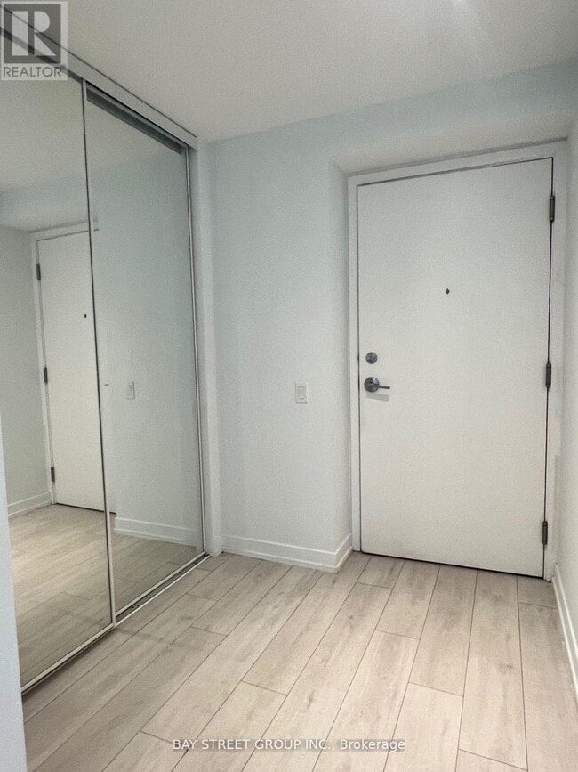 Photo du bâtiment - 950-2950 Portage Pkwy