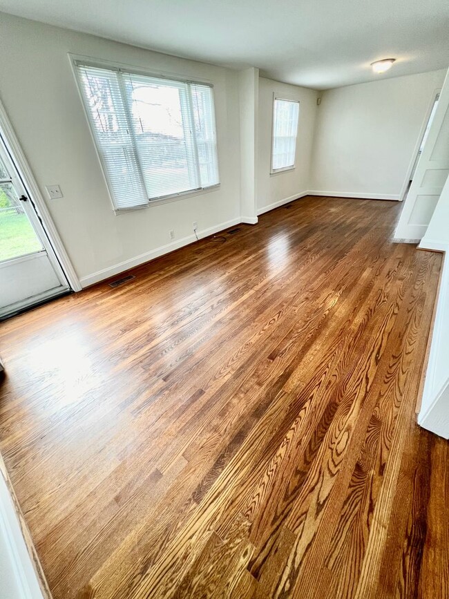 Building Photo - Madison Stunner! 3 Bed 2 Bath House W/ Fen...