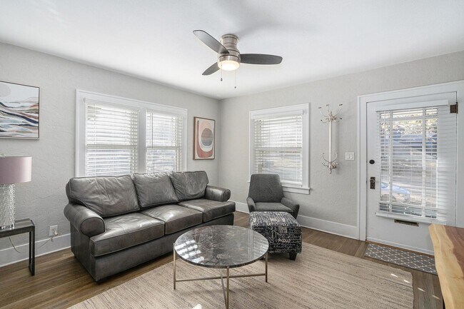 Foto del edificio - Renovated Fully-Furnished Duplex w/ Privat...