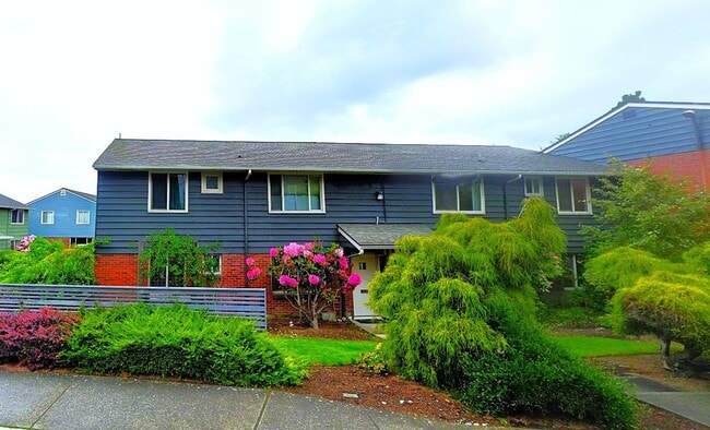 Building Photo - Spacious 2 Bedroom Condo in Downtown Belli...