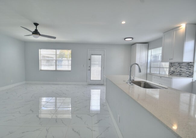 Building Photo - 137 Normandy Ln
