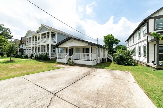 Building Photo - Charming 3-Bed Home with Fenced Yard in Th...