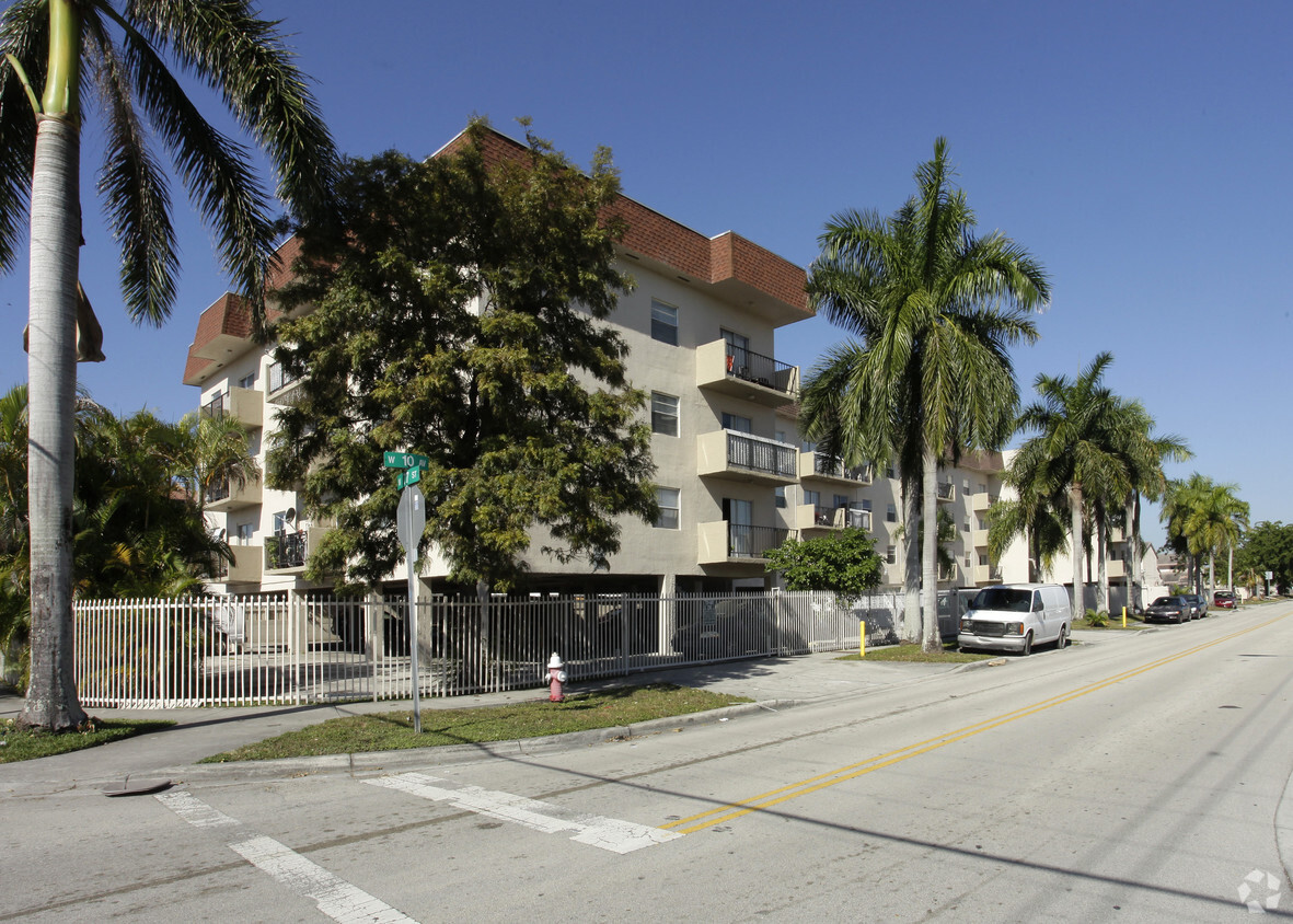 Primary Photo - La Lisa Apartments