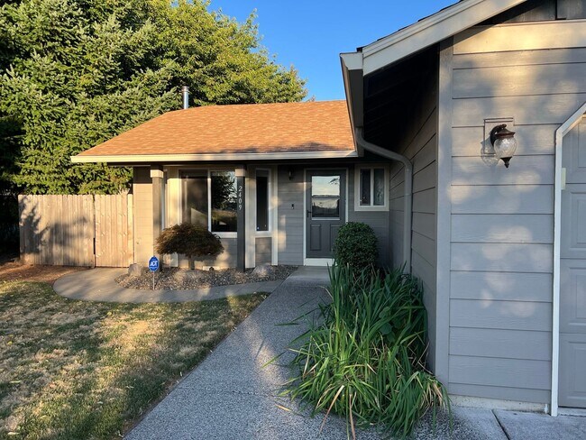 Foto del edificio - Adorable Quiet park like setting in fruit valley sunsets with landscaping provided