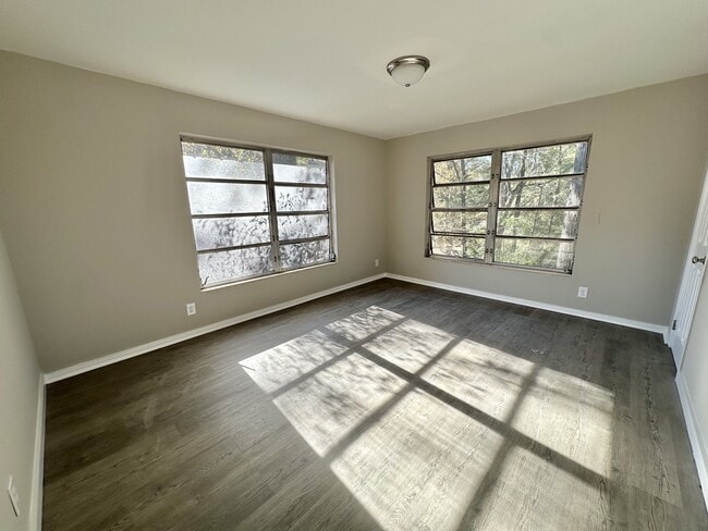 Foto del edificio - 1930 Granville Ave