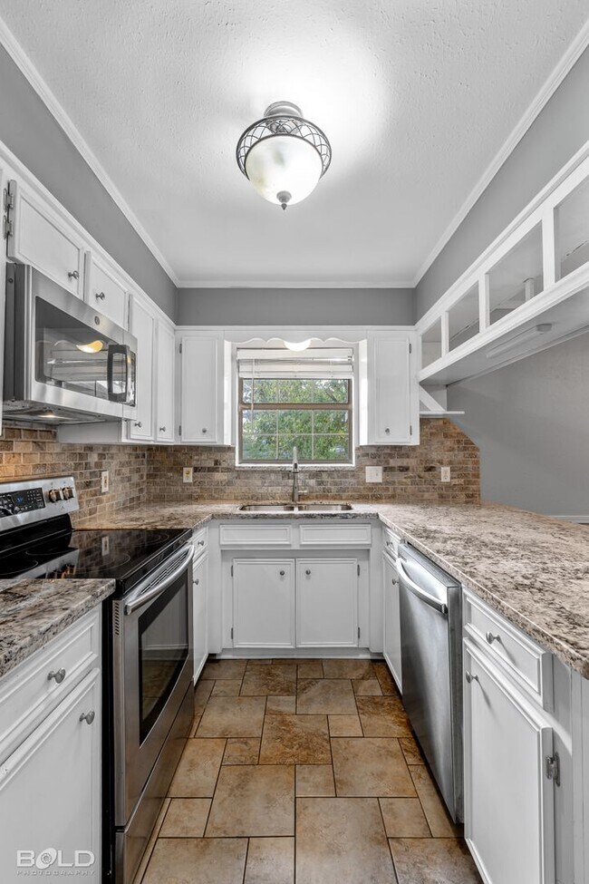 Foto del edificio - Check Out This 3 Bedroom 2 Bath Close to B...