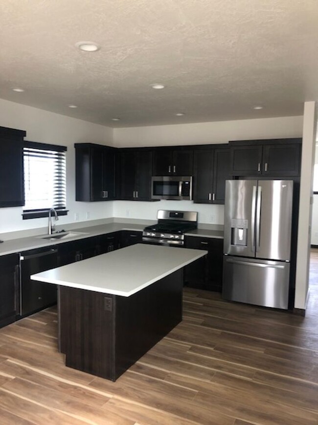 Building Photo - Beautiful  new 3 bedroom 1 bath and 1/2 in...