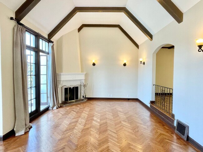 Building Photo - 3 BR/3BA Elegant Home! 2 Car Parking! Priv...