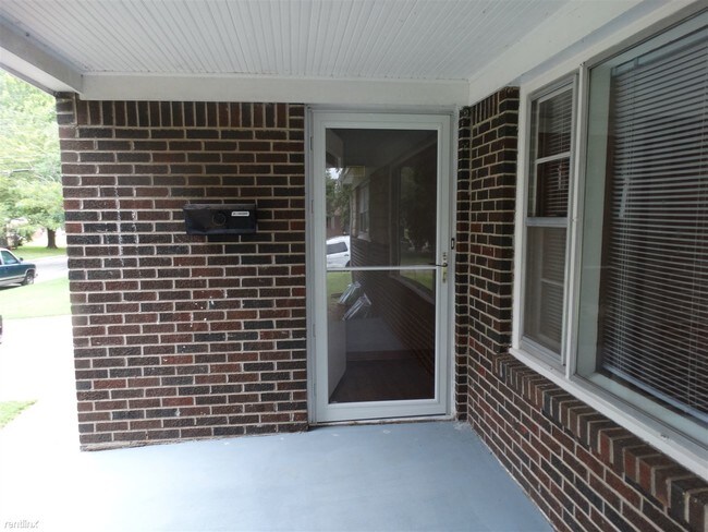 Building Photo - 634 S Longfellow St