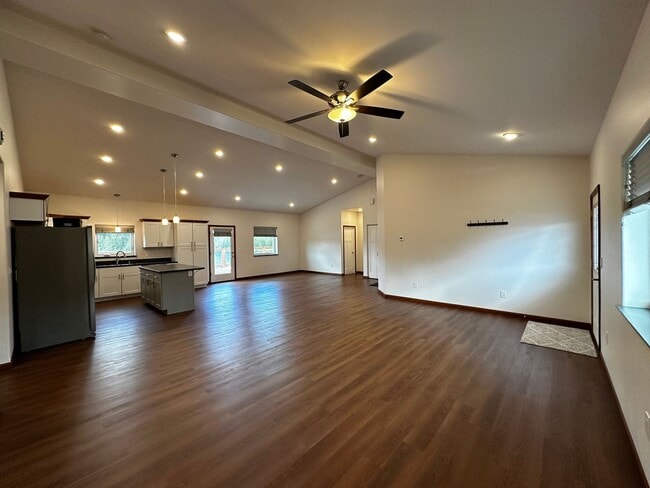 Building Photo - 3 Bed/2 Bath/2 Car Garage/Water Front Home