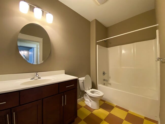 Building Photo - 425 E Hillside Dr
