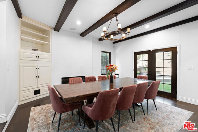 Foto del edificio - 1110 N Beverly Glen Blvd