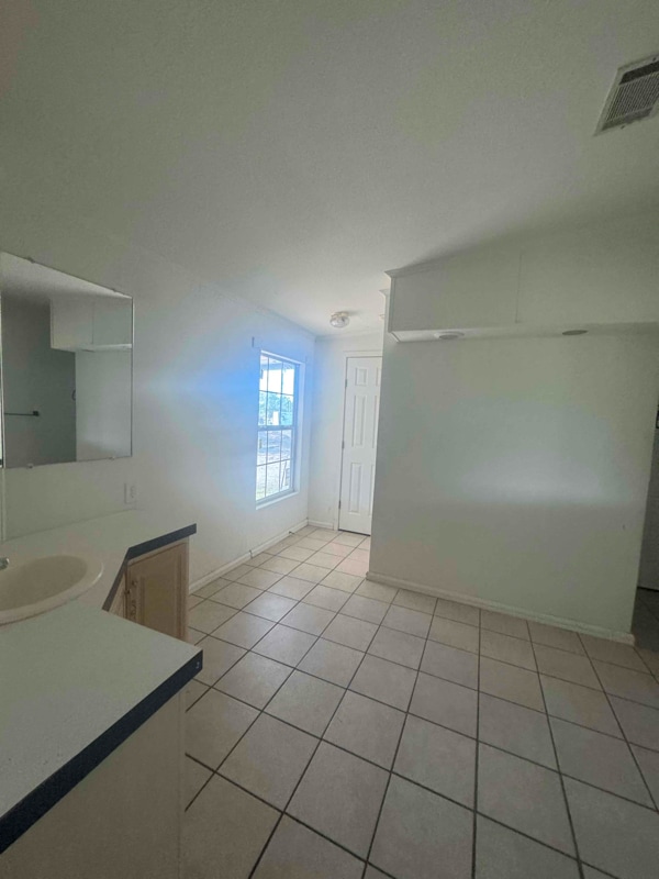 Foto del edificio - 14095 Bradley Rd