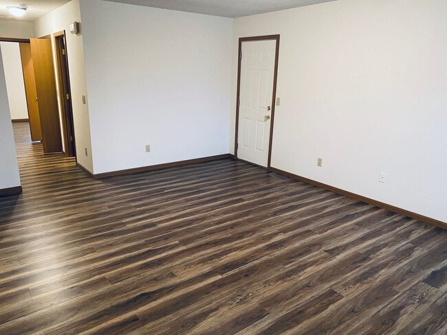 Building Photo - 2 Bed 2 Bath 1 Car Garage Flat Duplex- $30...