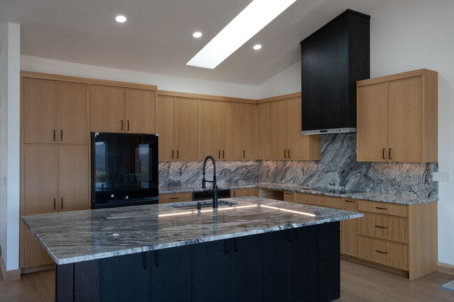 Kitchen - 383 Ridgecrest Dr