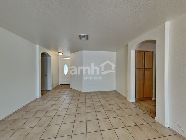 Foto del edificio - 1324 W Pleasant Ln