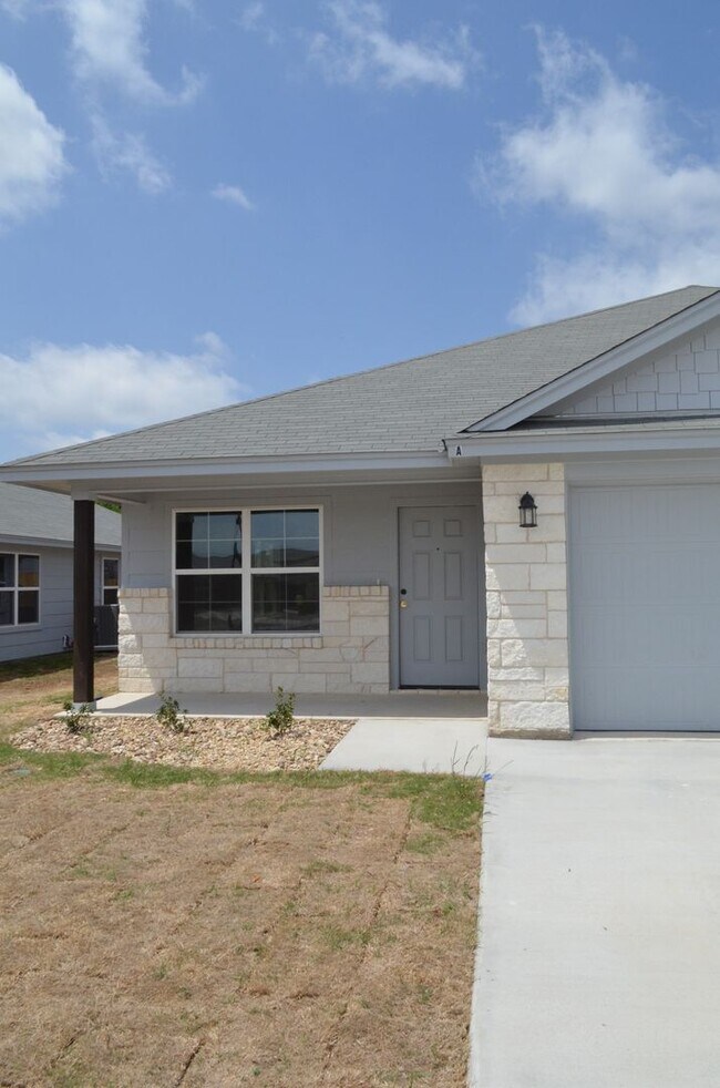 Building Photo - 1826 Castroville Trl