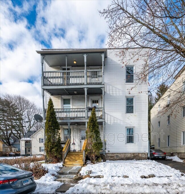 Building Photo - 13 Greenwoods Ave