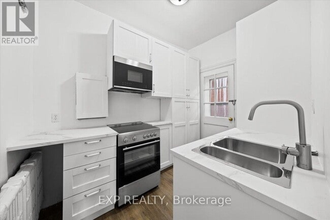 Building Photo - 484 Gilmour St