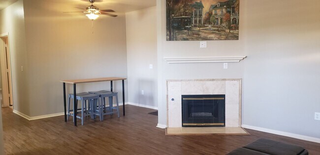 Building Photo - Beautiful 3 bedroom condo, located in a 24 hour guard gated community