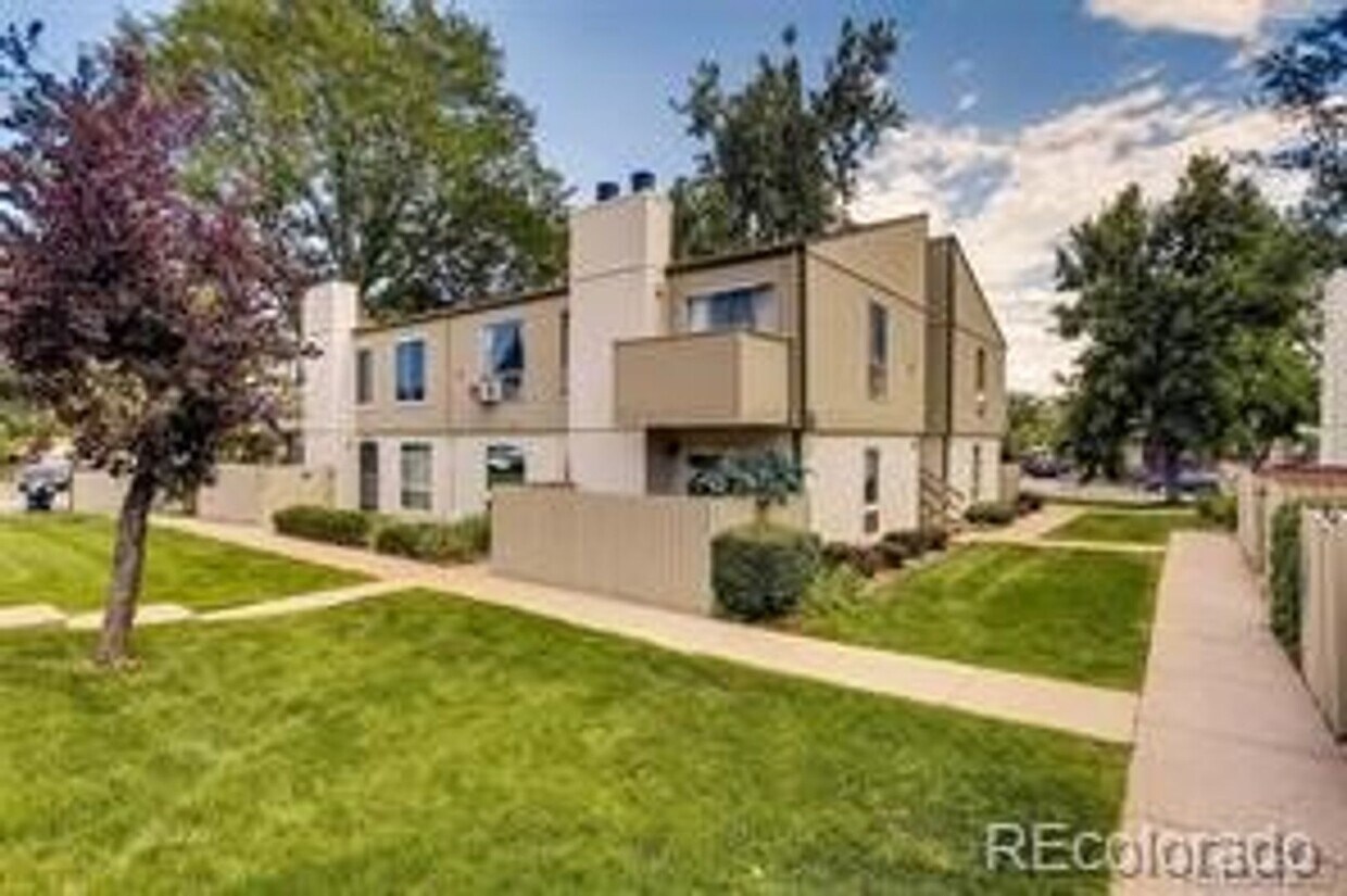 Foto principal - NICE 2-BEDROOM, 2-BATHROOM TOWNHOME WITH F...
