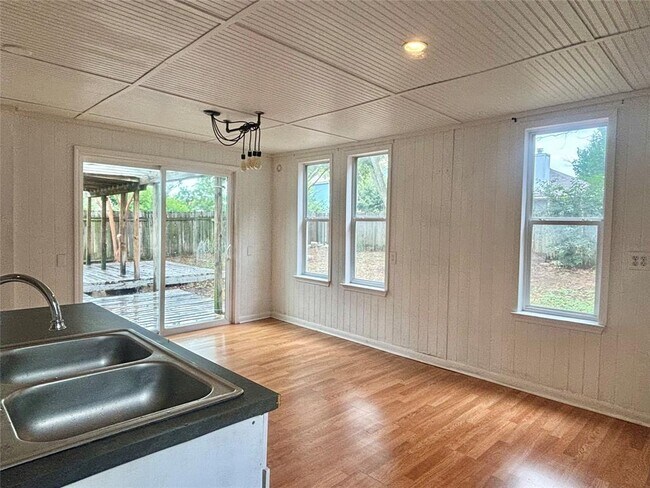 Building Photo - 2304 Larston Ln
