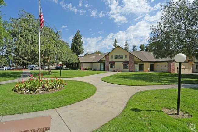 Courtyard - Kings View Manor Senior Living 55 and Better