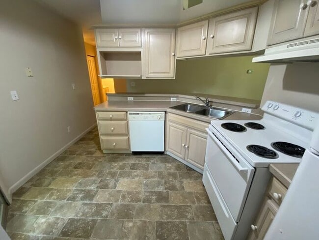 Building Photo - 2 Bedroom Garden Home - Allendale Boulevar...