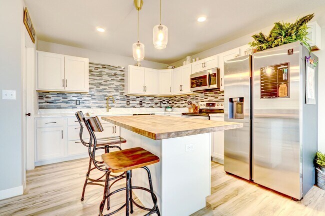 Building Photo - 3501 Venice Dr