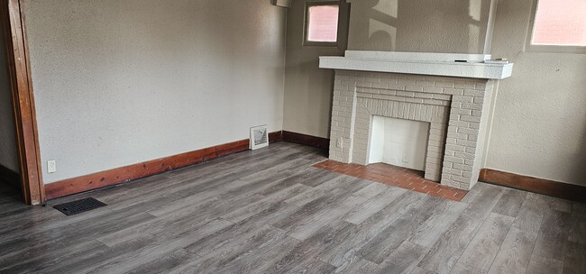 Building Photo - 1719 Central St