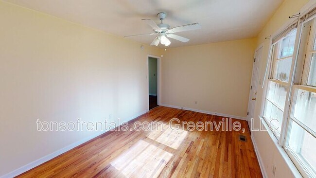 Foto del edificio - 137 Rosewood Cir