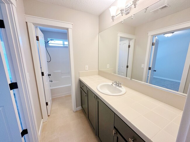 Building Photo - Awesome 2-bedroom 2.5-bathroom house in Hi...