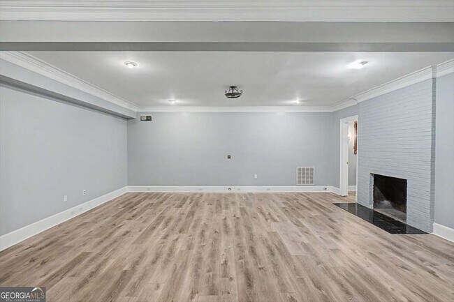 Building Photo - 269 W Hermitage Rd NE