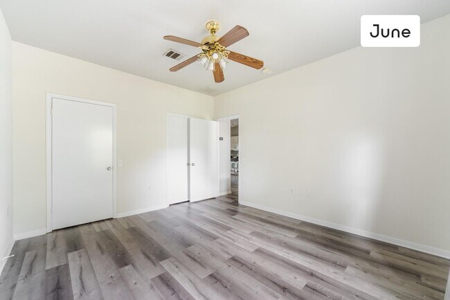 Foto del edificio - ROOM ONLY in 4-bed/2.0-bath Home