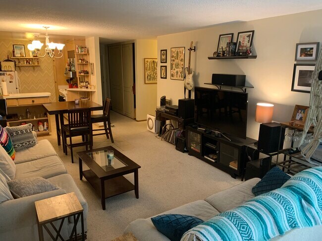 Living Room, Spacious Entryway - 280 Lee St