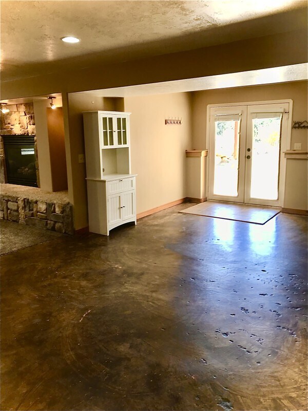 Foto del edificio - 4835 Creek View Dr