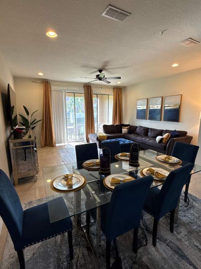 Foto del edificio - Beautiful 3/2.5 Townhome with Pool View in...