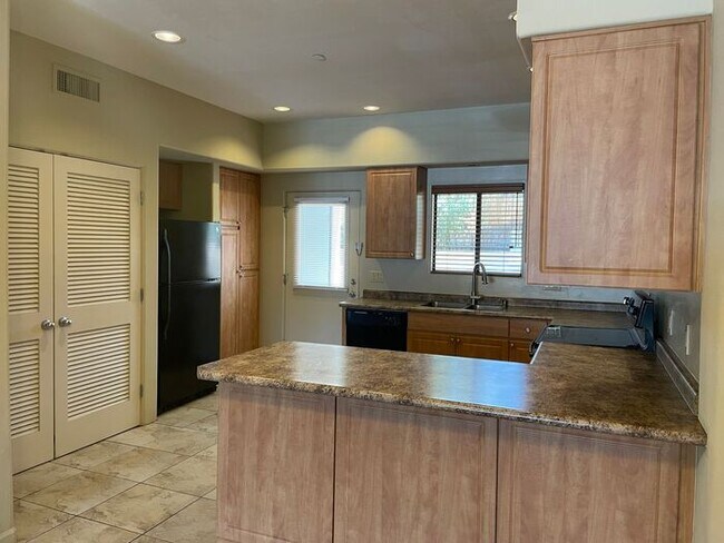 Building Photo - Popular 2BR/2.5BA 2 Story Townhome conveniently located close to PCC, U of A!