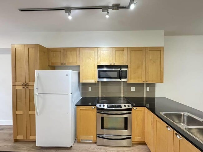 Building Photo - 19478-19465 65 Ave