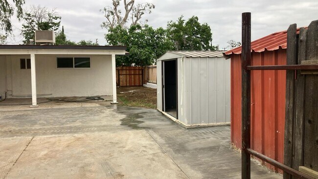 Foto del edificio - NE 4 bedroom home by Bakersfield College