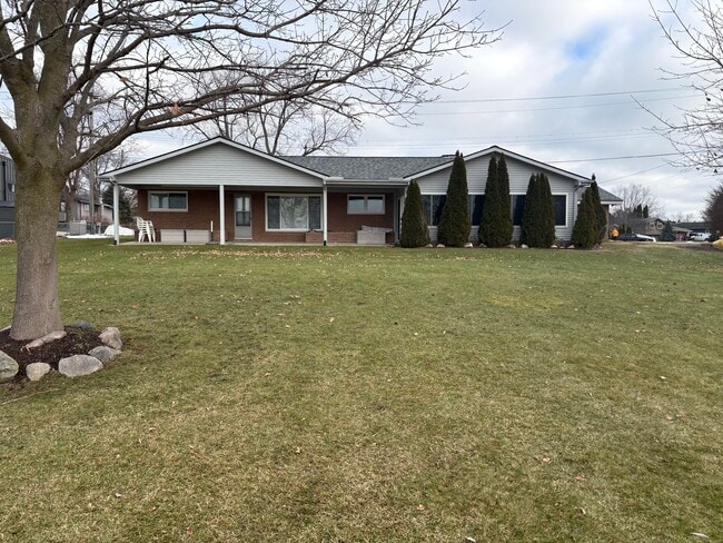 Lake Side - 504 Burgess Dr