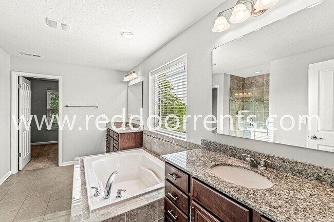 Foto del edificio - Available Now!