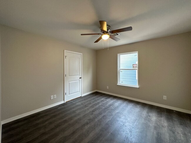 Building Photo - 2 Bedroom/2 Bathroom Triplex Unit in South...