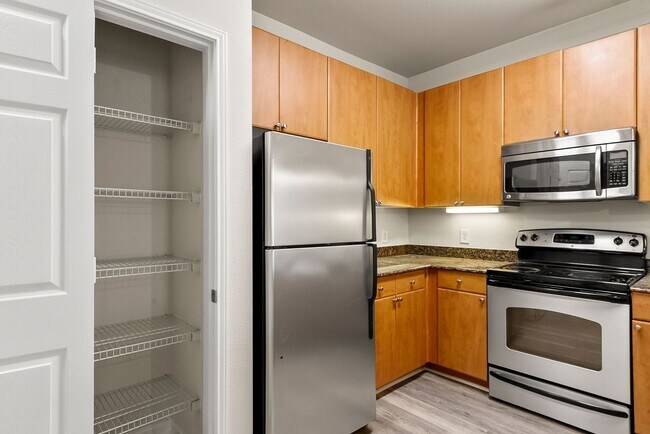 Foto del edificio - Midtown Village 2 Bed 2 Bath Condo! Available Now! Call Today to Schedule a Tour!