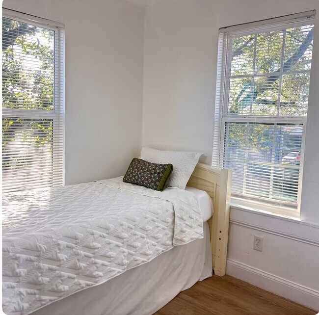 Building Photo - 6835 Avenue Q