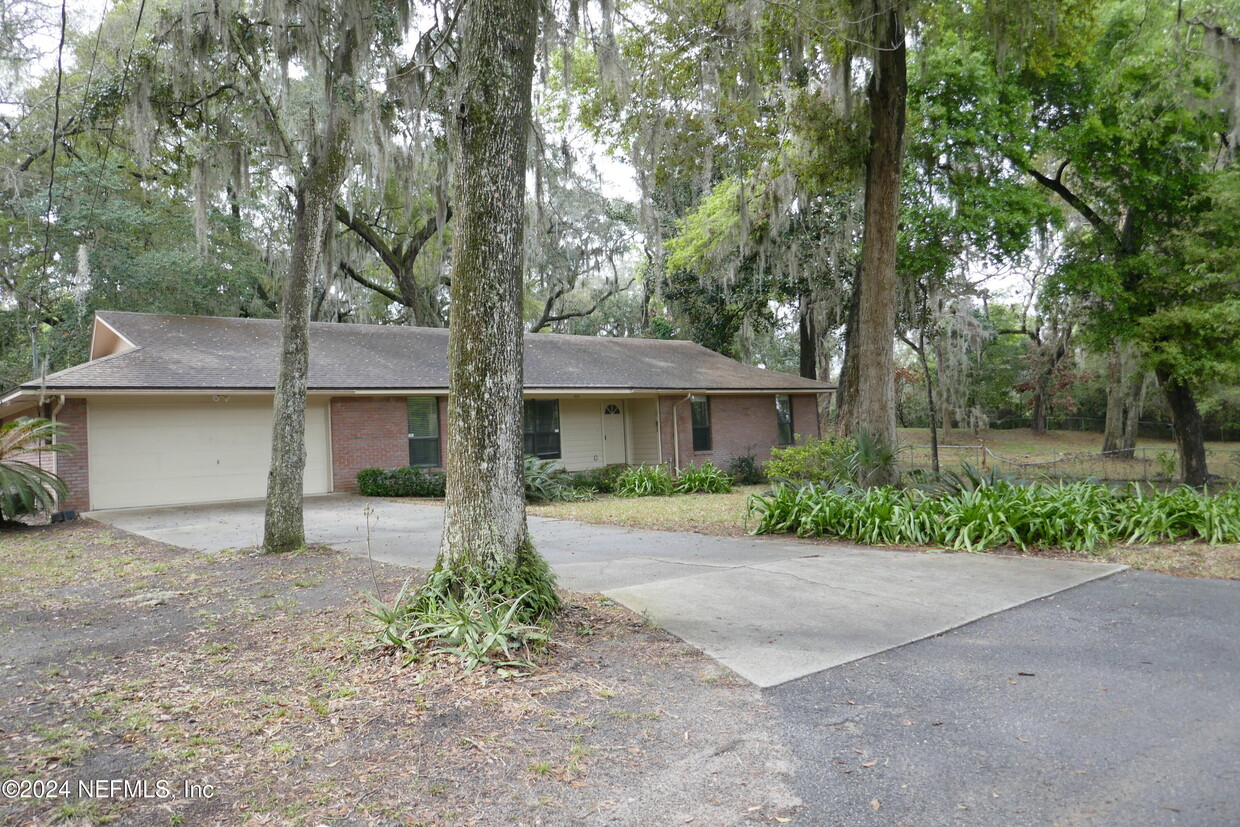 Foto principal - 8131 Fort Caroline Rd