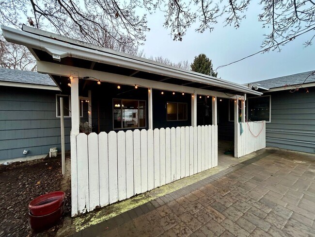 Foto del edificio - Spacious Single-Story Home on Corner Lot