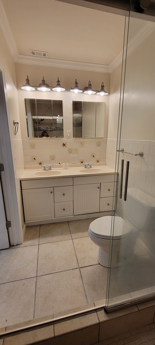 Double sink vanity - 862 Satsuma Rd